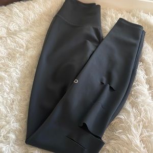 Like new , Alo leggings . Style is rare. No flaws.